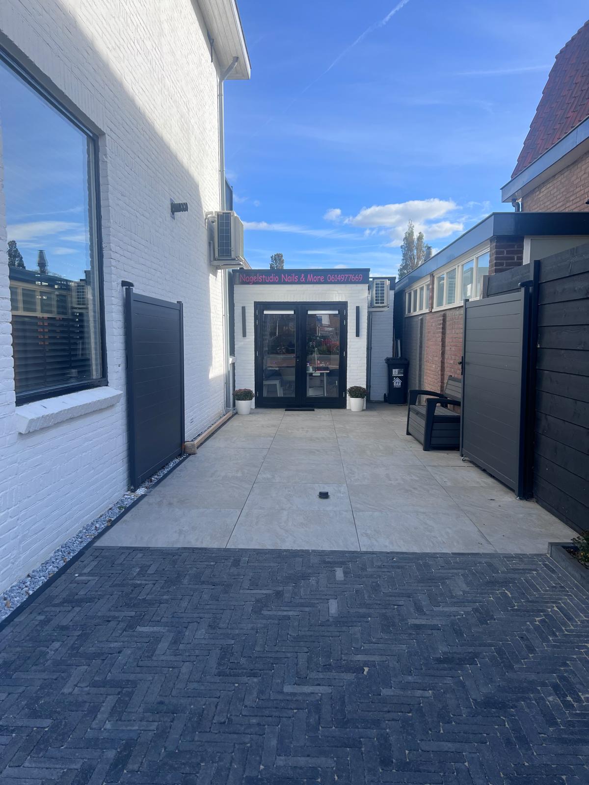 Het betegelde pad naar de ingang van de studio