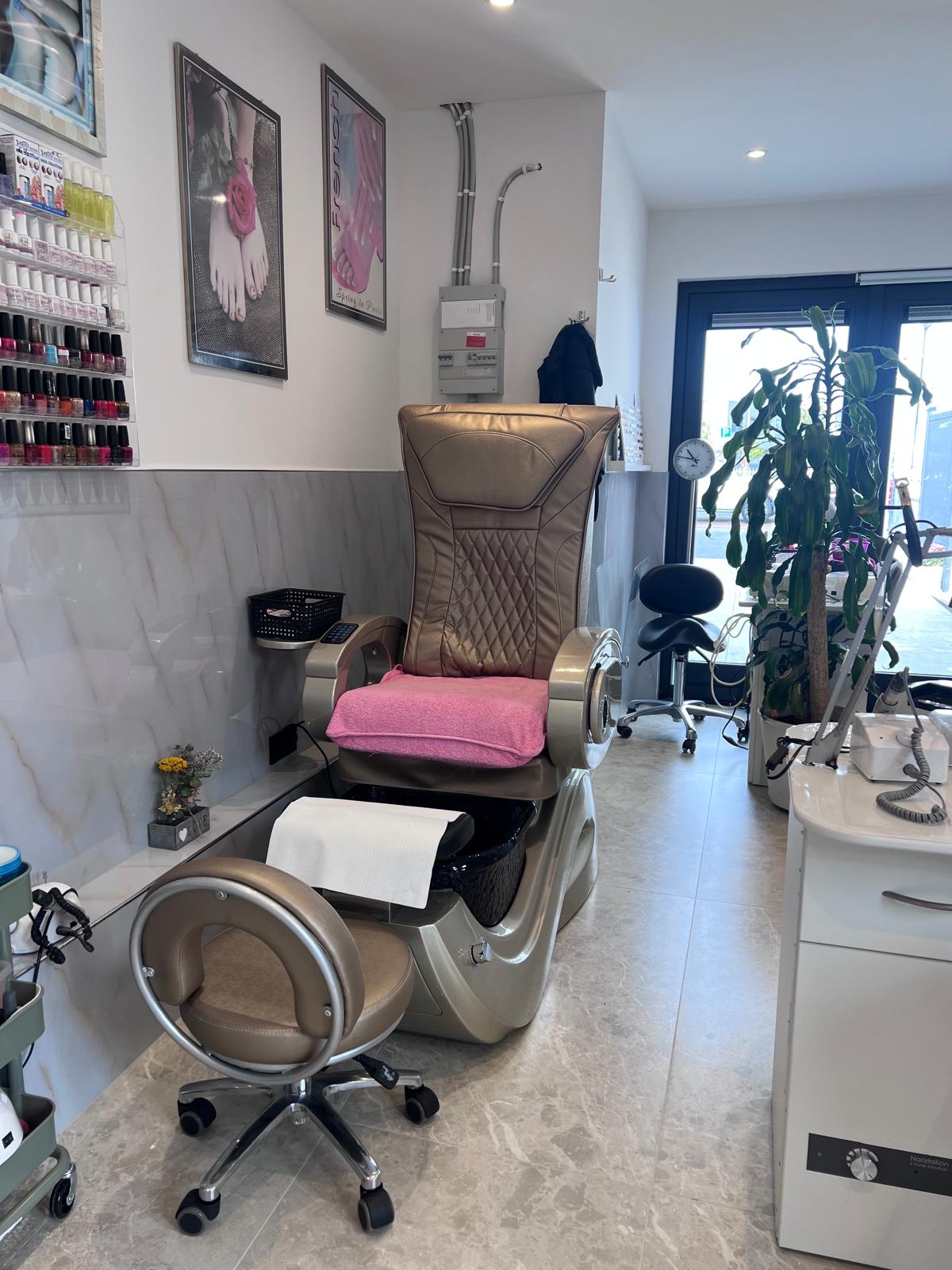 De goudkleurige pedicurestoel met roze kussen in de studio